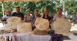 CHP TARSUS, BİR ÇUVAL UN İle Yüzlerce Haneye Ekmek Pişirip Dağıtıyor