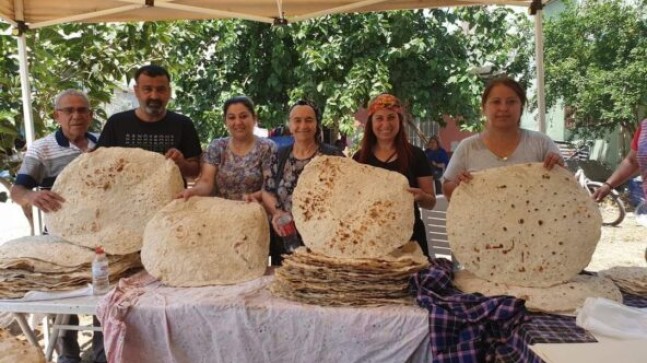 CHP TARSUS, BİR ÇUVAL UN İle Yüzlerce Haneye Ekmek Pişirip Dağıtıyor