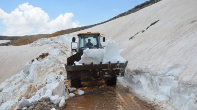 MERSİN Büyükşehir, Yörüklerin Zirvedeki Karlı Yollarını Temizliyor