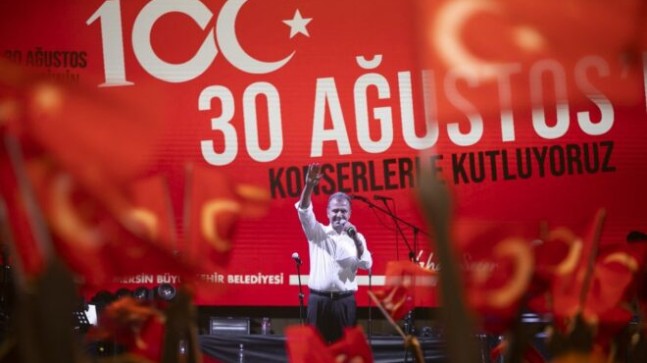 Vahap SEÇER, ZAFER Bayramında BİNLERCE GENÇLE Birlikte 10. YIL MARŞINI Söyledi