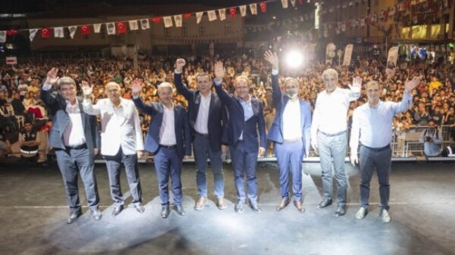 Vahap SEÇER,  KLEOPATRA Kapısından Başlayan KORTEJ YÜRÜYÜŞÜNE Katıldı