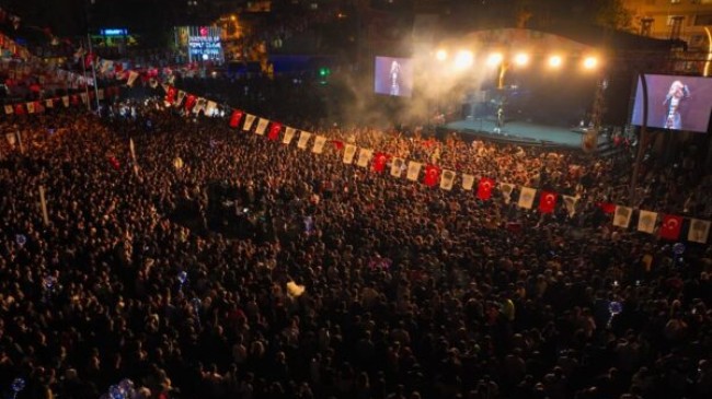 TARSUS FESTİVALİNİN 2. Gününde Derya ULUĞ Sahne Aldı, TARSUS’ta 7’den 70’e Herkes Müziğe Doydu