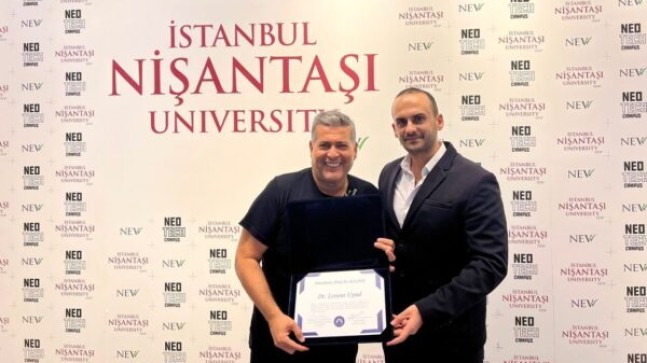 Onur ÖZBOZKURT’tan, Levent UYSAL’a Onursal Üyelik Belgesi